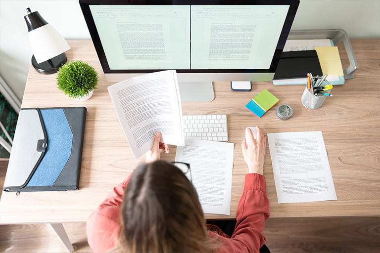 Traductrice au travail sur ses documents